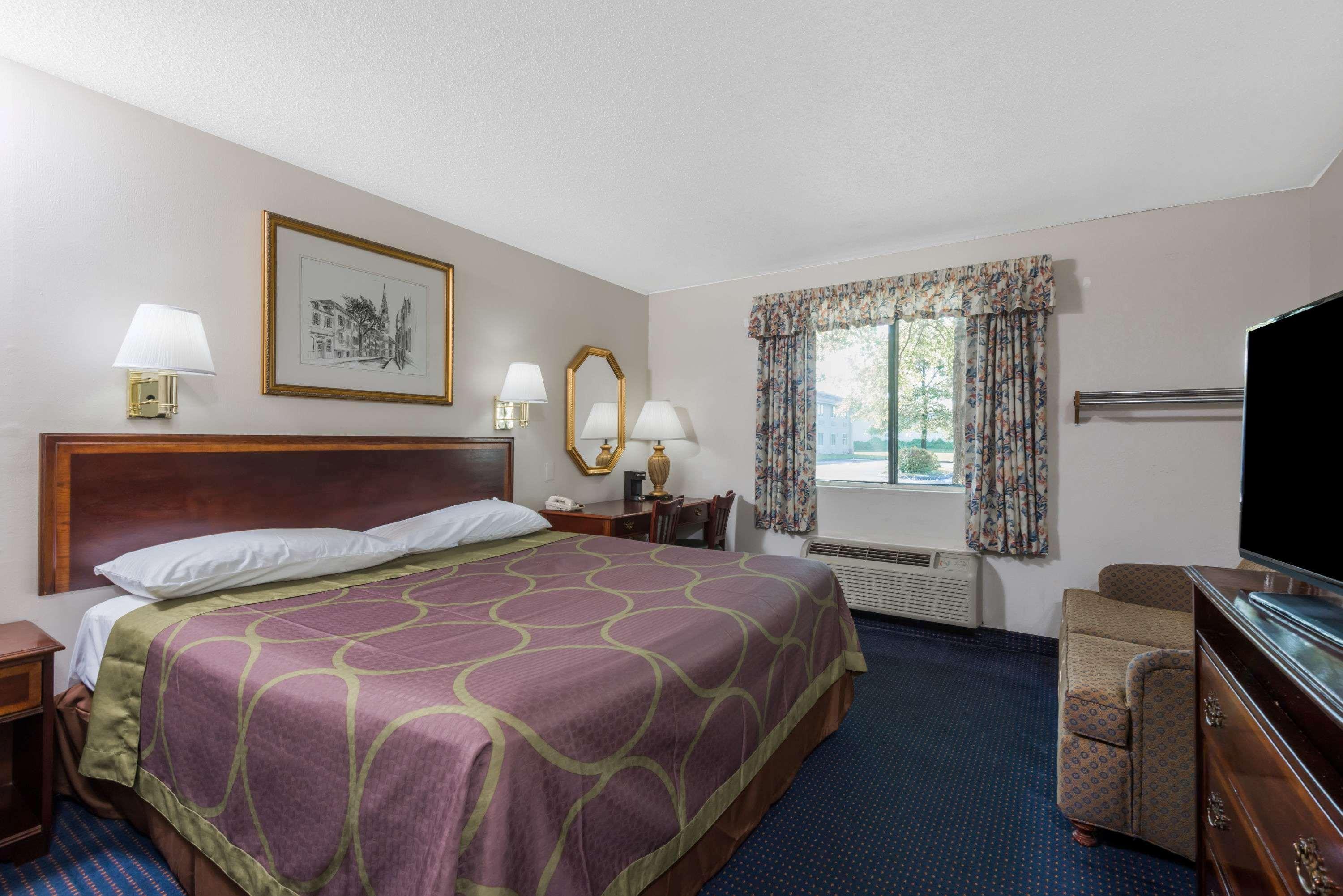 Super 8 By Wyndham Hartford Hotel Exterior photo